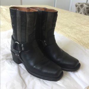 FRYE AMERICANA ENGINEER SHORT BOOTS